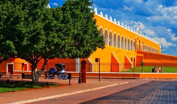 Calesa tirada por caballo en Izamal