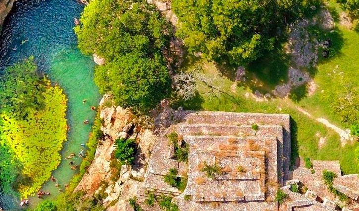 Vista aérea del cenote Xlacah