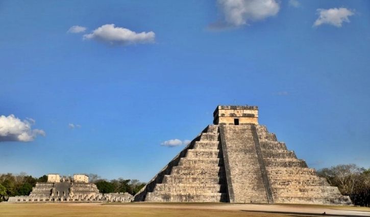 Vista panorámica de la pirámide de Chichén Itzá