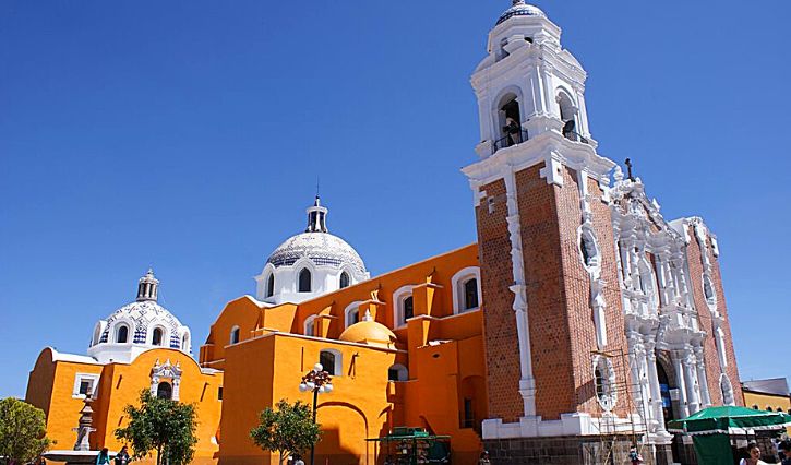 Vista desde la plaza la catedral de Tlaxcala