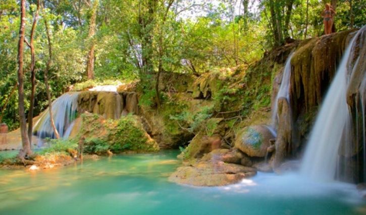 Vista panorámica de la cascada en la selva Lacandona