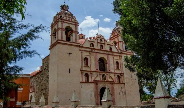 Iglesia de Tlacochahuaya en Oaxaca