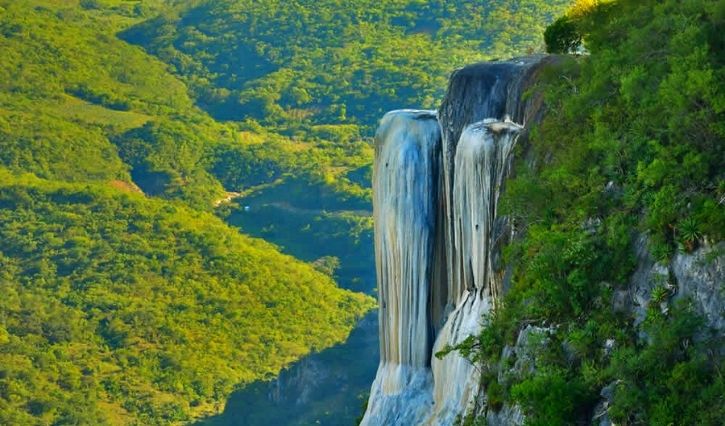 Vue panoramique de la cascade Hierve el Agua