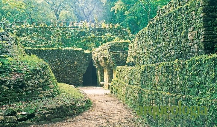 La zona arqueologica de Yaxchilan esta ubicado entre los limites de México y Guatemala.