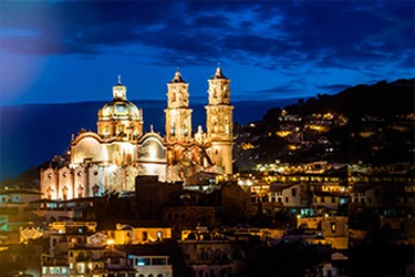 Vista nocturna de la iglesia de Taxco