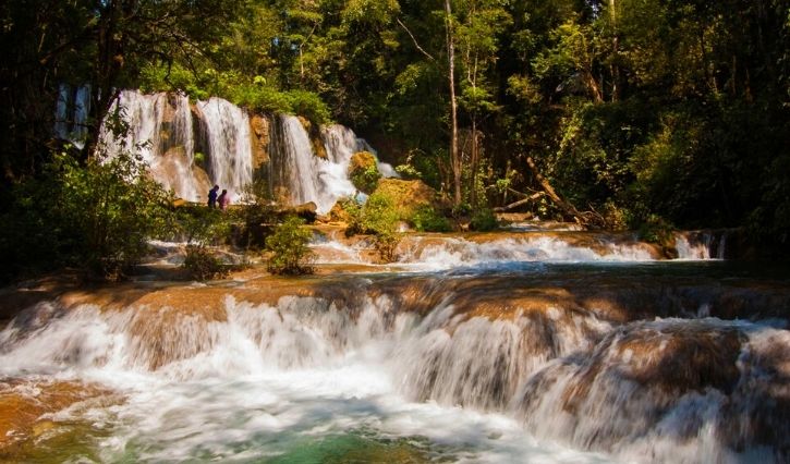 Vista panorâmica da cachoeira na selva Lacandona