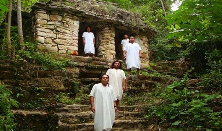 Gruppo di Lacandones nella giungla del Chiapas