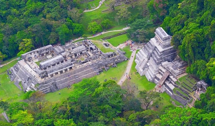 Vista aérea das pirâmides de Palenque