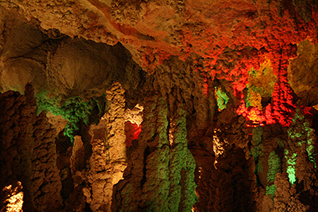 Vista de estalagmitas en las grutas de Coyame