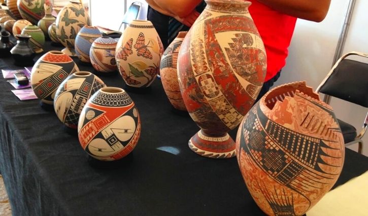 Exibición de vasijas de cerámicas