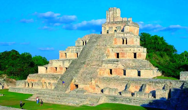 Vista de la pirámide de 5 pisos en Edzná, Campeche