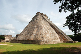 Pirámide el Adivino en Uxmal en Campeche