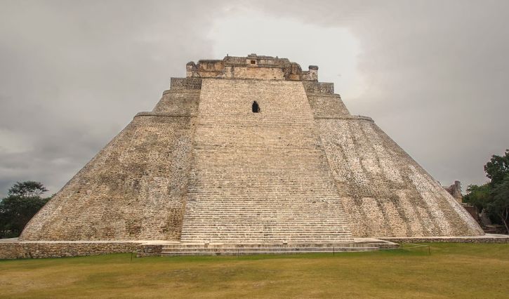 Pirámide el Adivino en Uxmal en Campeche