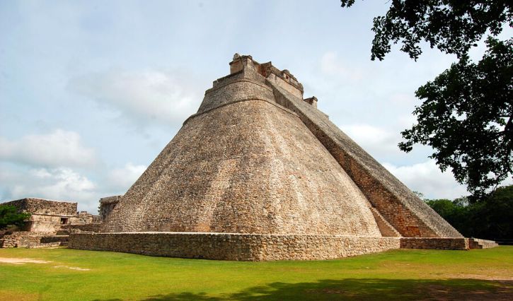 Pirámide el Adivino en Uxmal en Yucatán