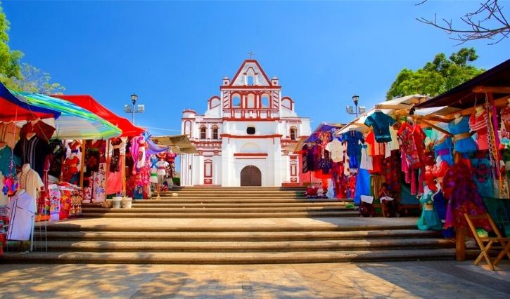 Vista panorâmica da fachada da igreja de Santo Domingo