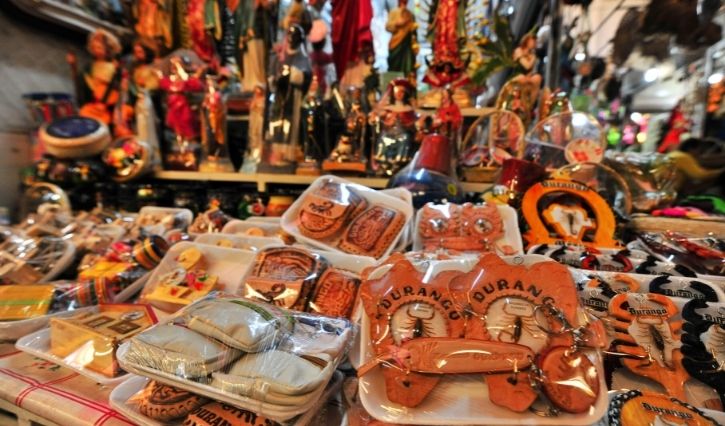 Exposición y venta de artesanías dentro del mercado