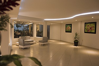 Vista interna del lobby del hotel Tulijá Express