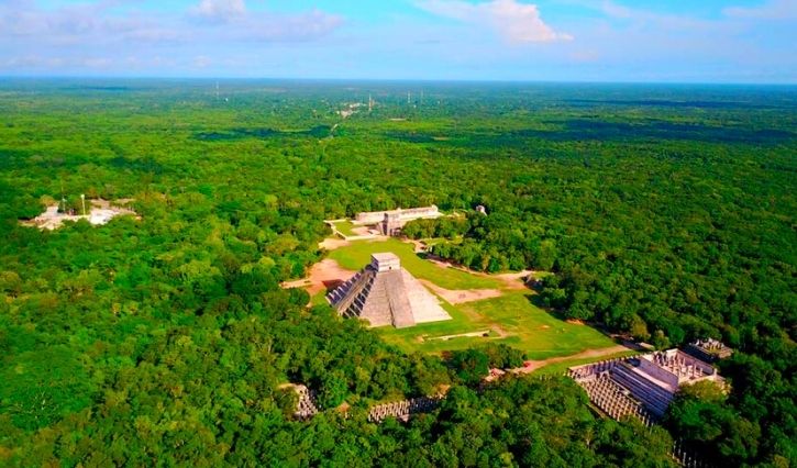 Vista áerea de la zona arqueológica de Chichén Itzá