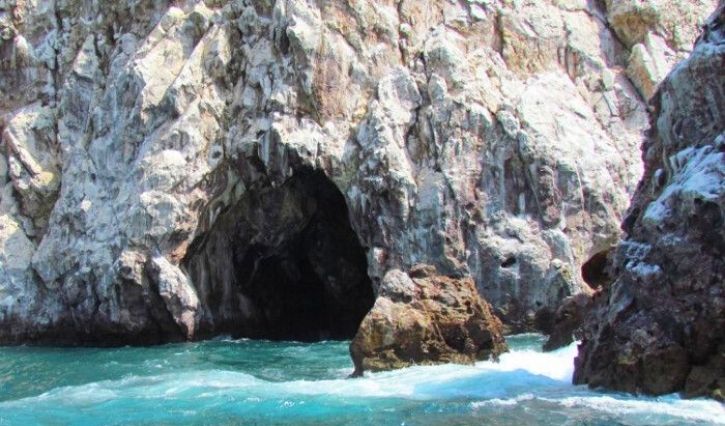 Cueva observada durante el paseo por isla de Piedra