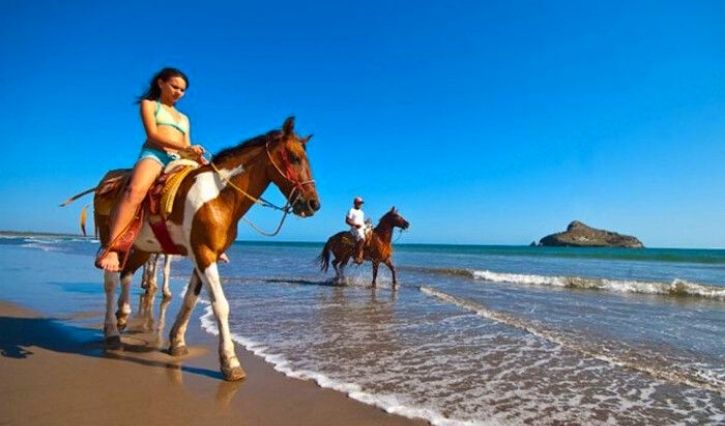 Recorrido en caballo por la playa en isla de Piedra