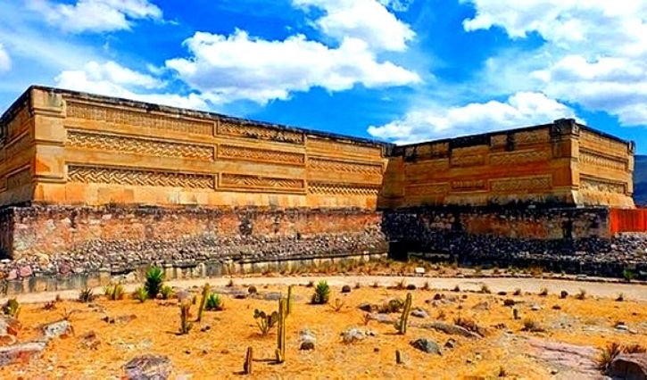 Vista de uno de los muros del palacio de Mitla