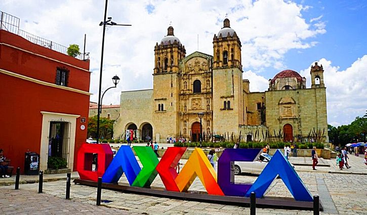 Letras de Oaxaca en plaza Santo Domingo