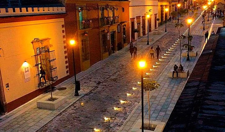 Calle García Vigil de noche en Oaxaca