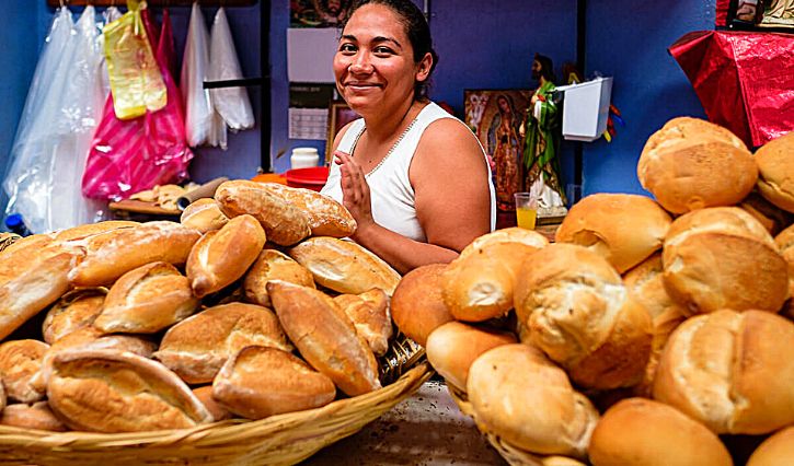Venta de panes y dulces en el mercado de Ocotlán
