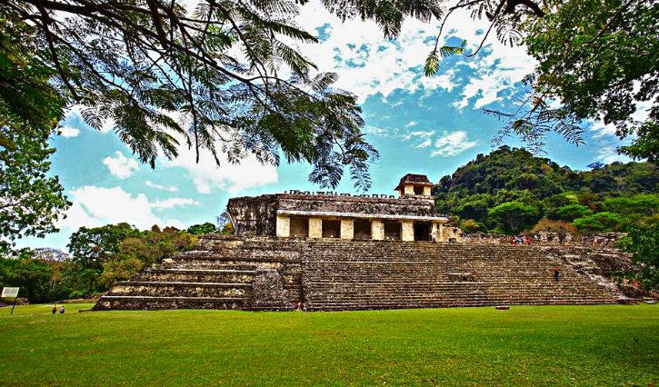 El palacio en la zona arqueológica de Palenque