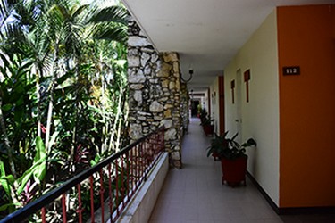 Vista interior del pasillo de Plaza Palenque Hotel