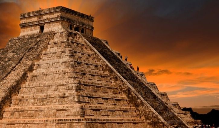 Vista panorámica de la pirámide de Chichén Itzá