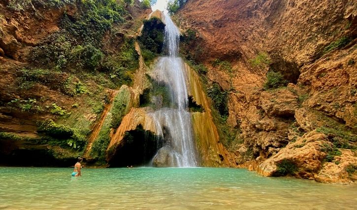 Cascada color verde turquesa en Santiago Apoala