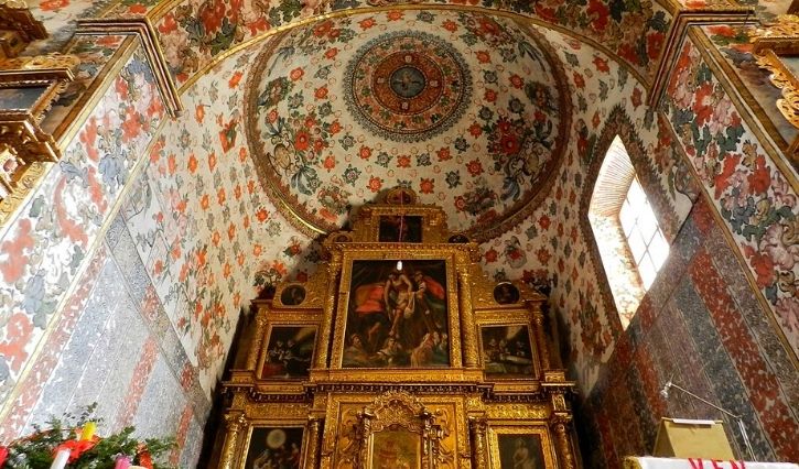 Vista interior de la iglesia en Tlacochahuaya, Oaxaca