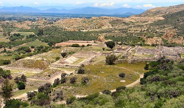 Vista aérea de la zona arqueológica de Yagul