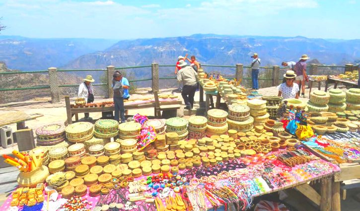 Venta de artesanías en Divisadero, en barrancas del cobre