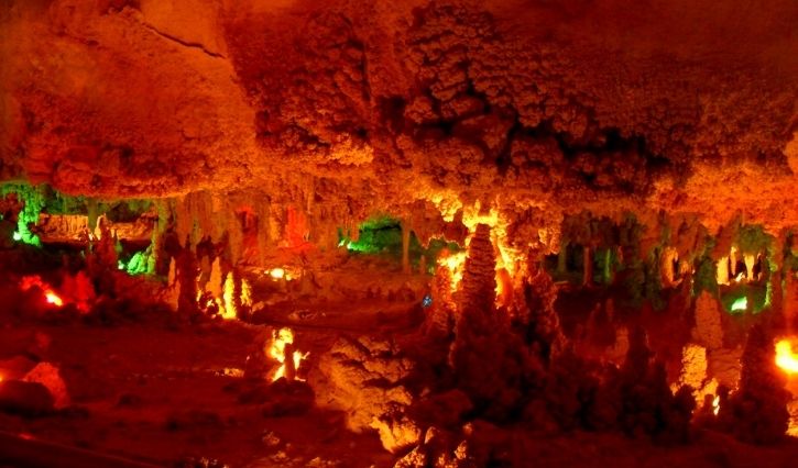 Recorrido bajo la tierra en Grutas de Coyame