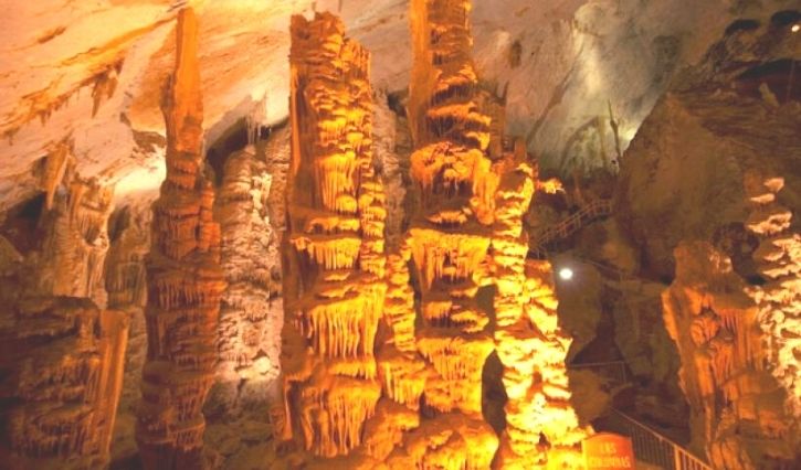 Vista de estalagmitas en las grutas de Coyame