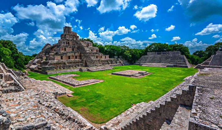 Vista general de la zona arqueológica de Edzná en Campeche
