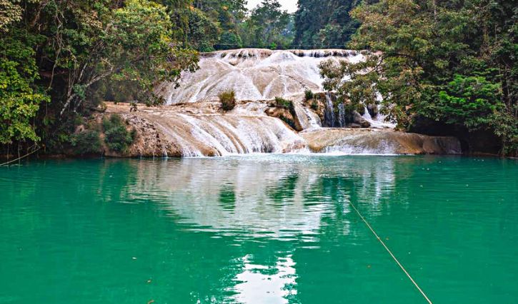Vista del colorido de las aguas de la cascada Roberto Barrios