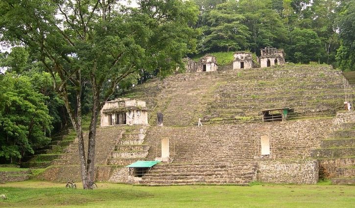 Vista panorámica de la acrópolis de Bonampak