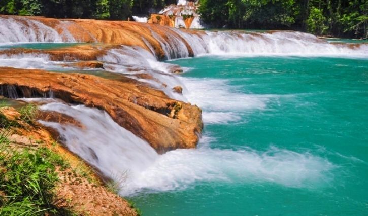 Río Otulún de cascadas de agua azul