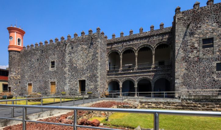 Fachada del Palacio de Cortés